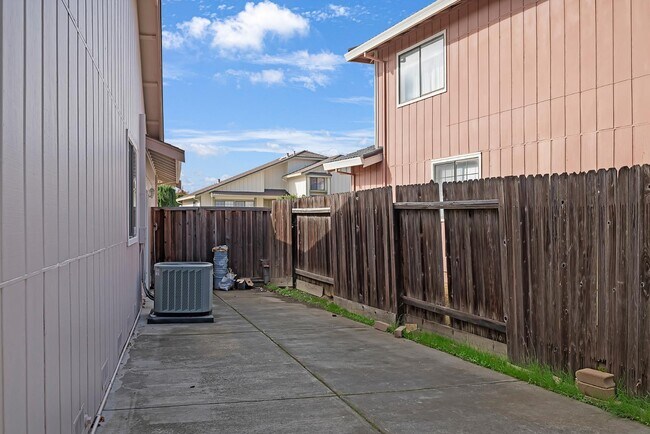 Building Photo - 100 Lippizan Dr