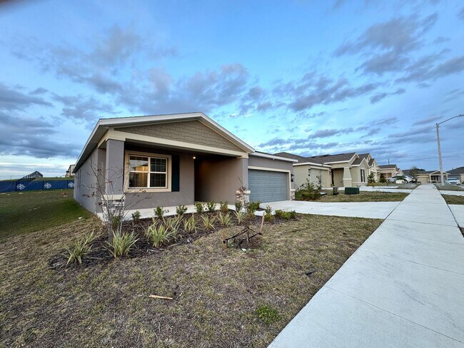 Building Photo - Rare find In-Law suite Home! Single family house with Separate entry and kitchen, laundry set!