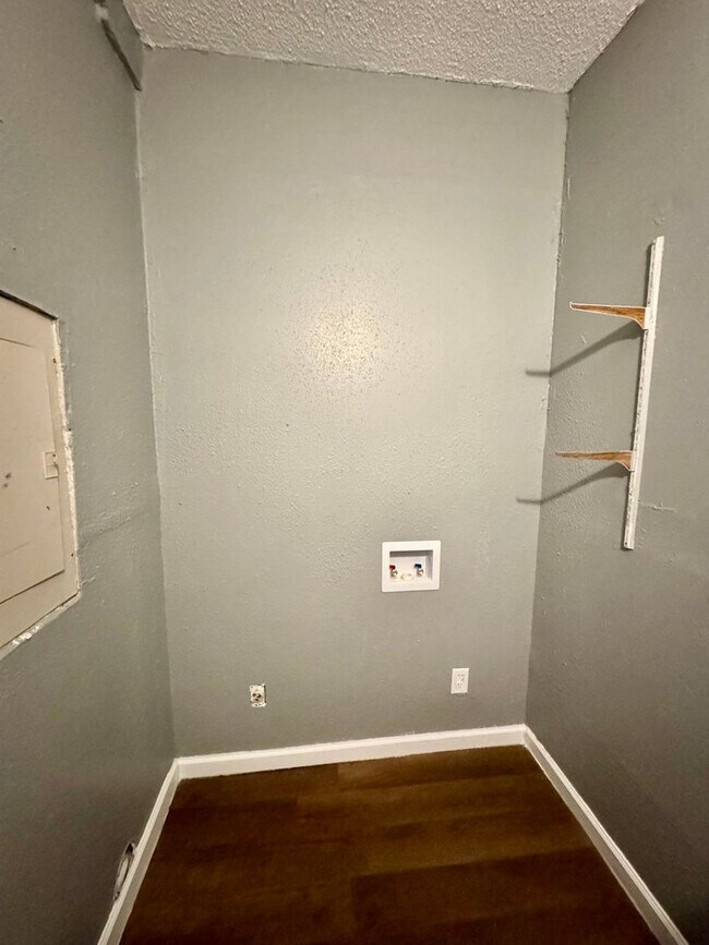 Building Photo - Available NOW -505 Tank hill Unit 2