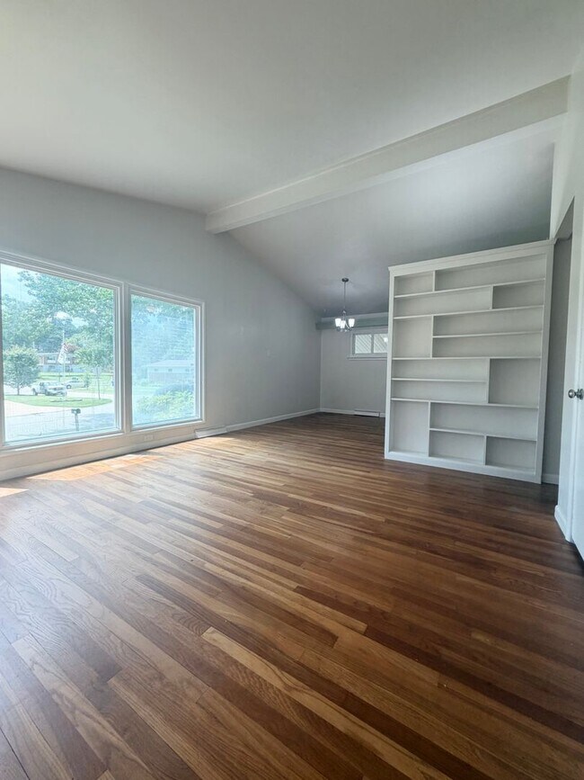 Building Photo - Crestwood Charm 3bd 2bth SFH