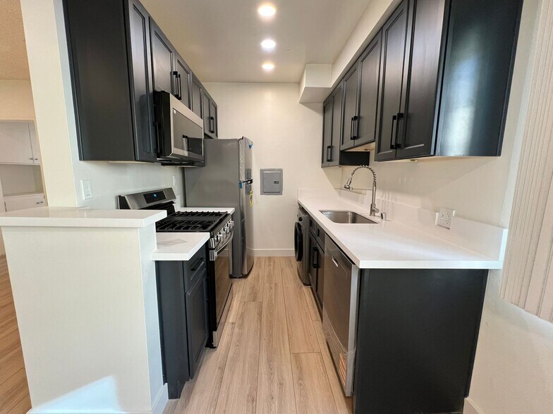 Building Photo - 12737 Matteson Ave