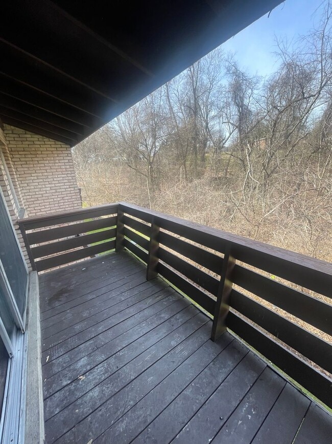 Building Photo - Recently Renovated 2 Bed, 1 Bath Condo for Lease NOW!