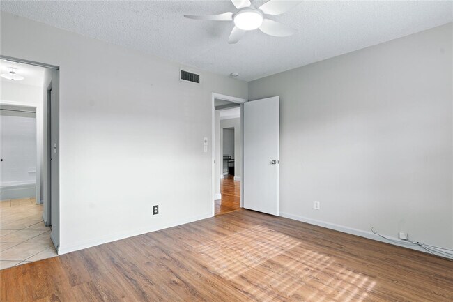 Building Photo - 140 Cypress Club Dr