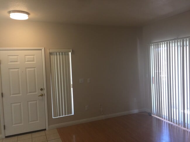 Building Photo - Perfect 2 bed/2 bath condo in Summerlin!