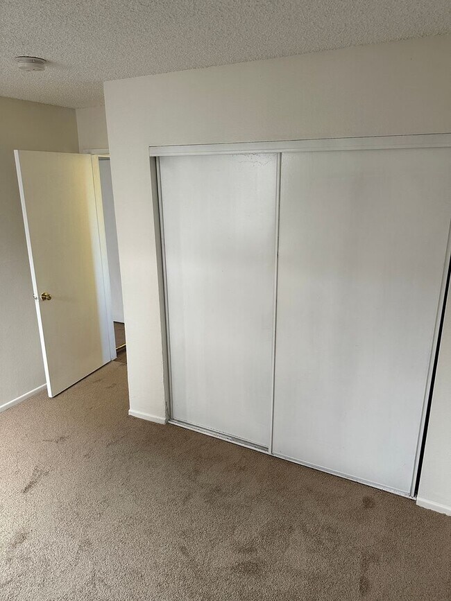 Building Photo - 2-Bedroom First-Floor Condo with Utilities...
