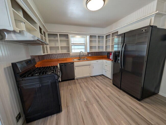 Building Photo - 3 bed 1 bath Pre-Leasing