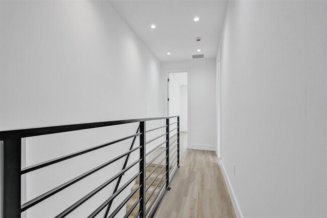 Building Photo - 606 SW 7th Ave