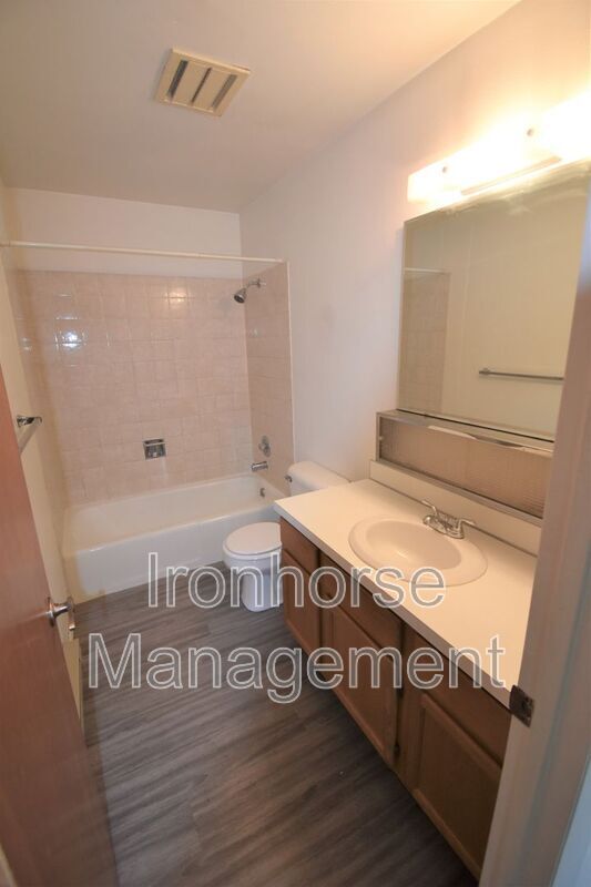 Building Photo - 811 W Villard St