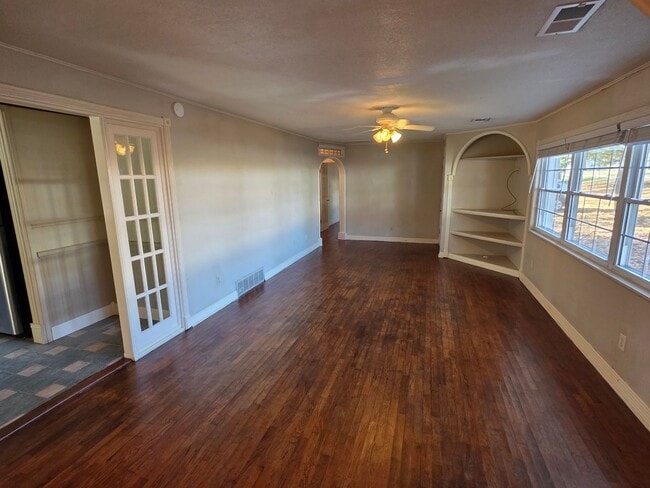 Building Photo - Charming 3 bedroom close to campus and I49