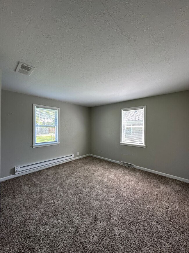 Building Photo - Backyard Nights & Front Porch Mornings — Cozy 3BR Brick Ranch in Fairlawn