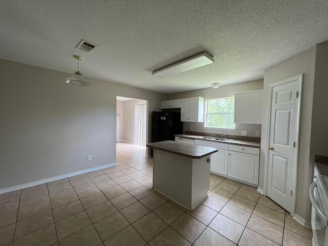 Building Photo - 326 Tislow Dr