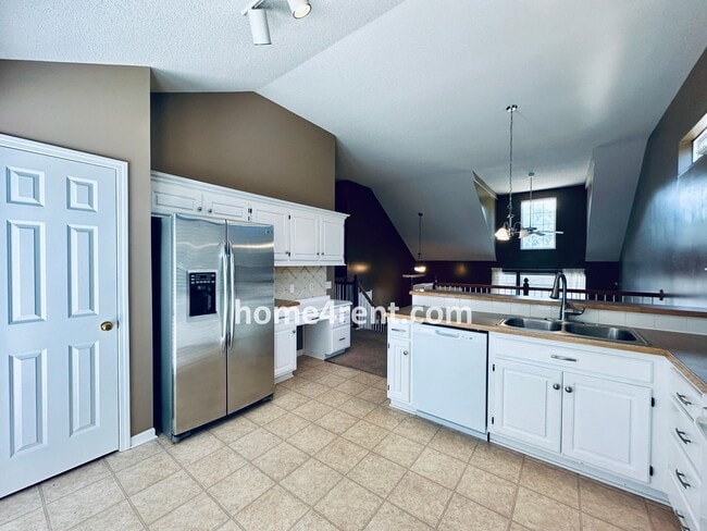Building Photo - Four Bedroom Olathe Home in a Quiet Neighb...