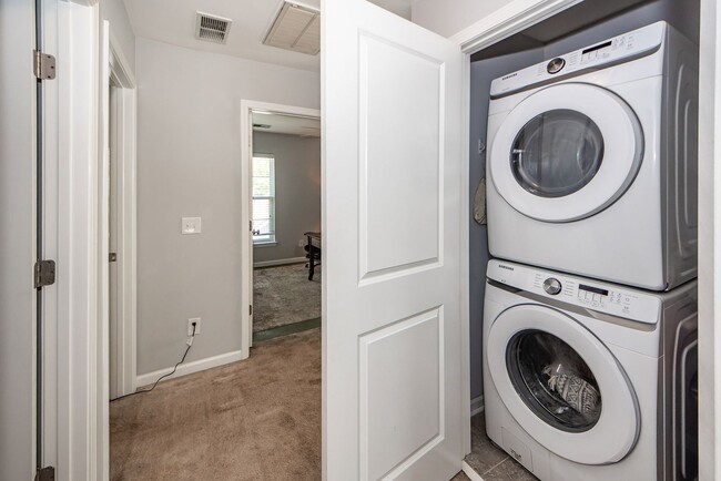 Building Photo - 3 Bedroom 2.5 Bath Single Family Home in W...