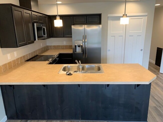 Building Photo - Whether you just want the extra room or need it for your family, our townhomes are calling!!