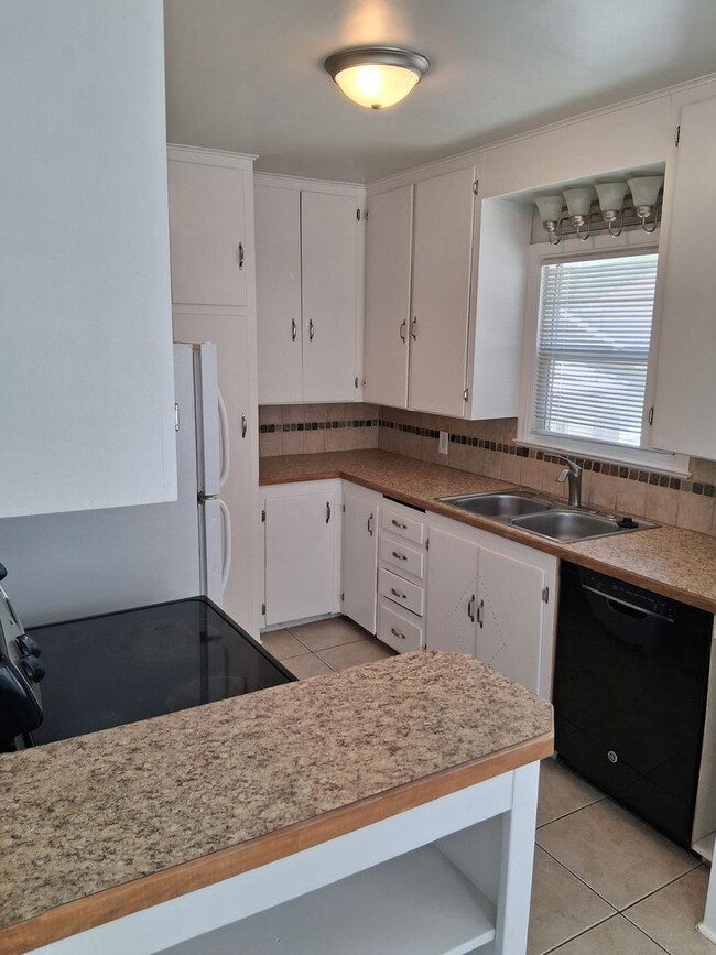 Building Photo - Charming University Area 3 Bedroom Home