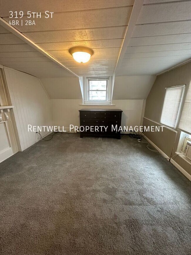 Building Photo - 319 5th St