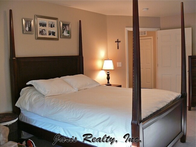 Building Photo - Immaculate just update  in the 4BR The Meadows