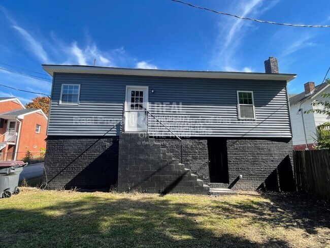 Building Photo - 528 N Scales St