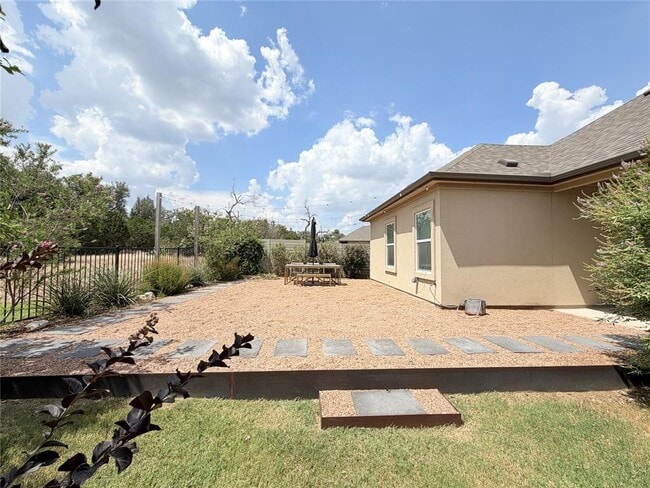 Building Photo - 928 Legends Ln