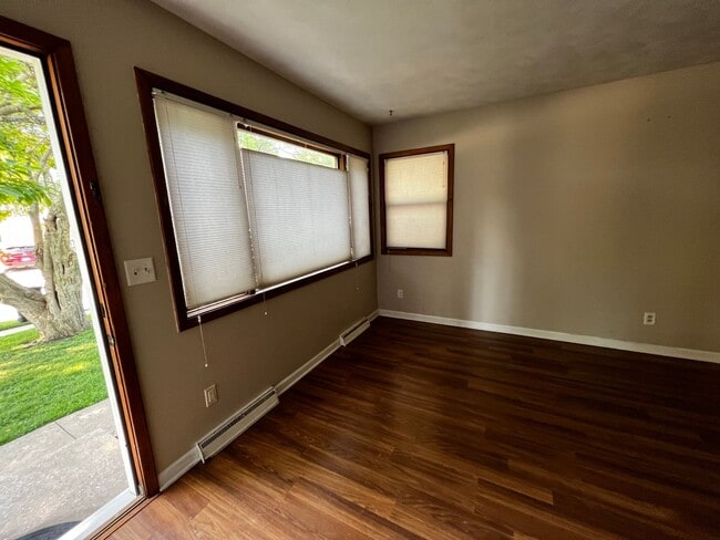 Building Photo - 3 Bedroom 2 Bath House For Rent