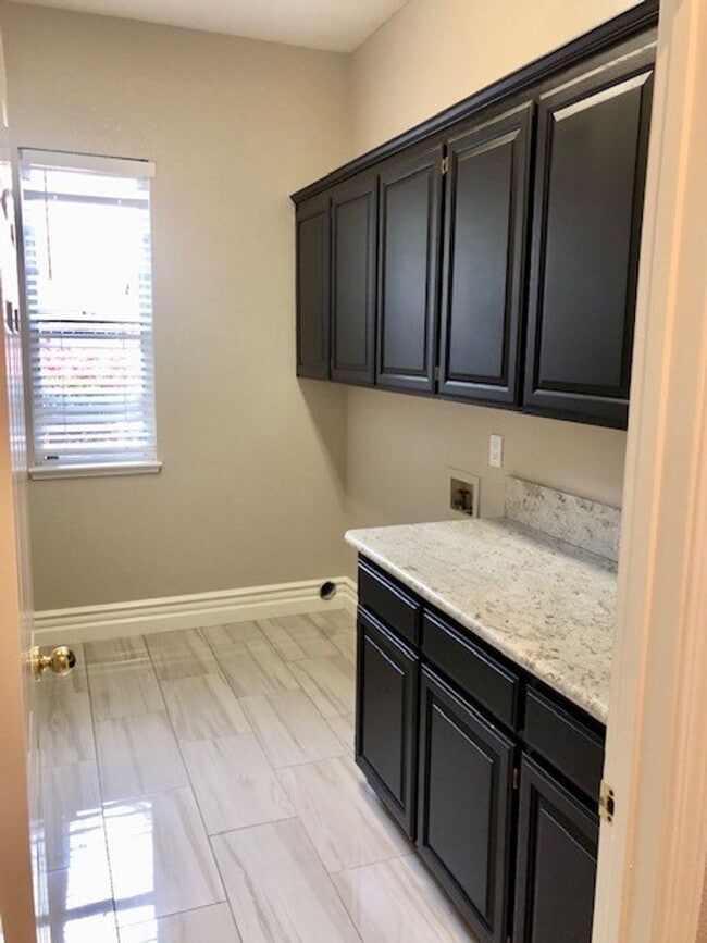 Building Photo - Spacious and beautiful 3 bedroom 2.5 bath ...