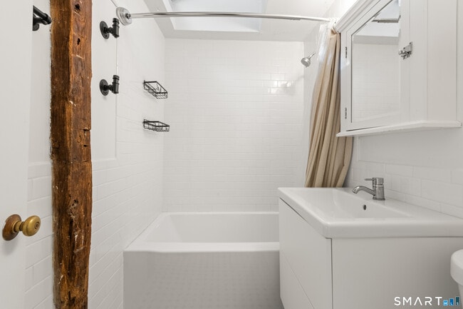 Building Photo - 527 Danbury Rd