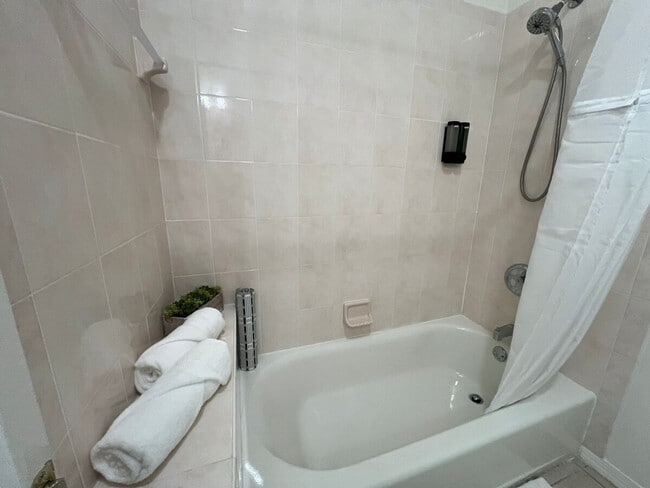 Building Photo - 533 SE 21st Ave