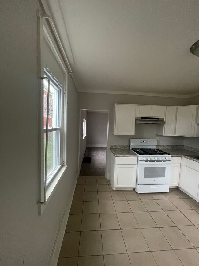 Building Photo - Available July 1st! 3 Bed 1.5 Single Family Home!