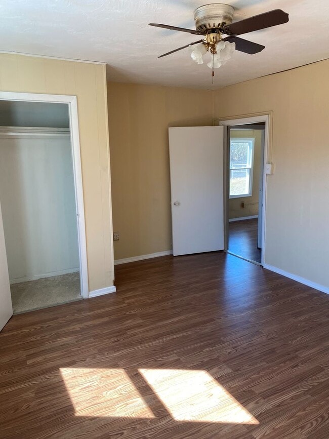 Building Photo - Single Family Home, Valley View School District, Gas heat, Private off Street Parking