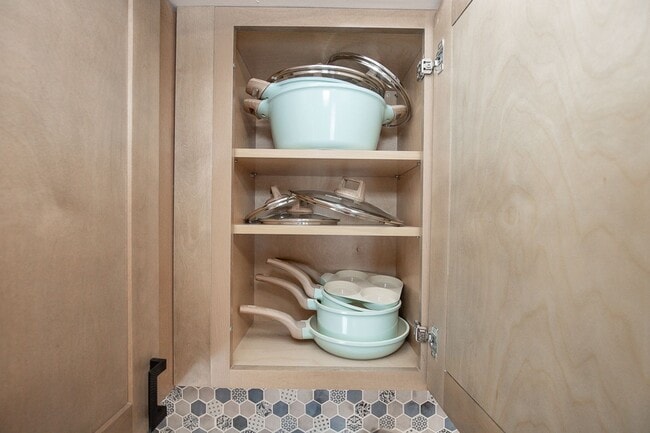 Building Photo - 3 BED 1 BATH SINGLE FAMILY HOME IN BEAUTIFUL LAKEWOOD!