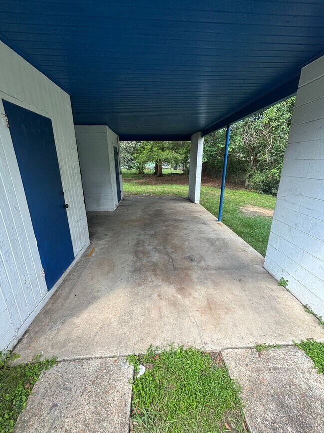 Building Photo - Single Family House in great location 3 Be...