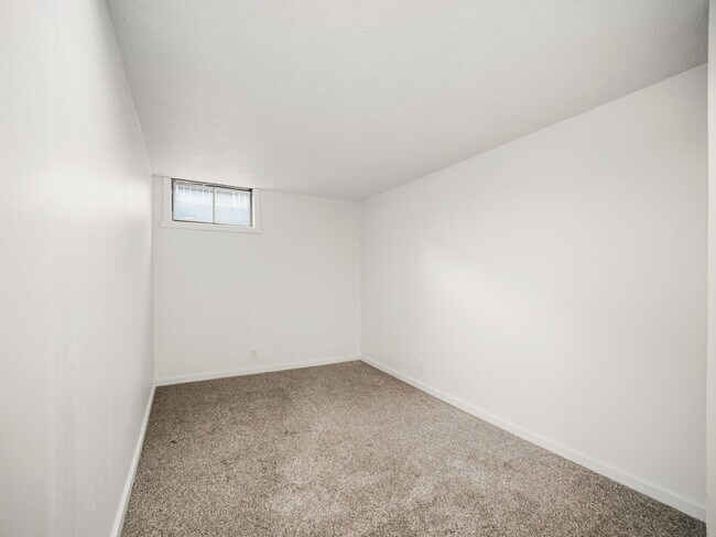 Building Photo - 6011 N Braeburn Dr