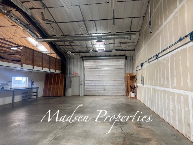 Building Photo - 1115 E Ewald Ct