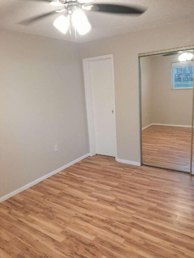 Building Photo - Immediate availability for a 2bd/1ba condo...