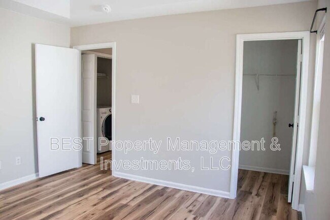 Building Photo - 3225 Lasalle St