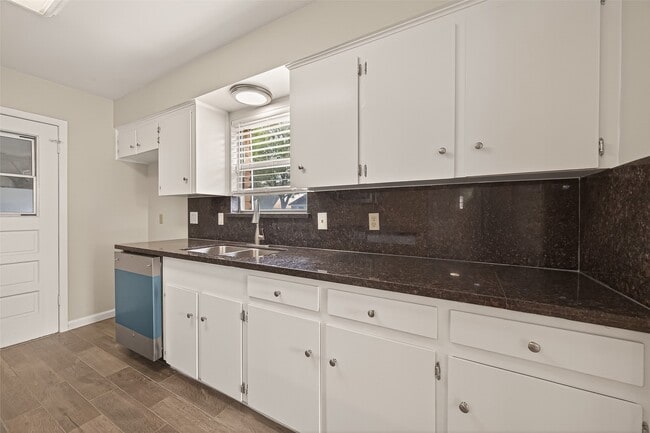 Building Photo - 9502 Skyline Dr