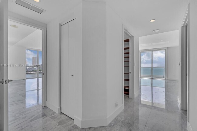 Building Photo - 1331 Brickell Bay Dr