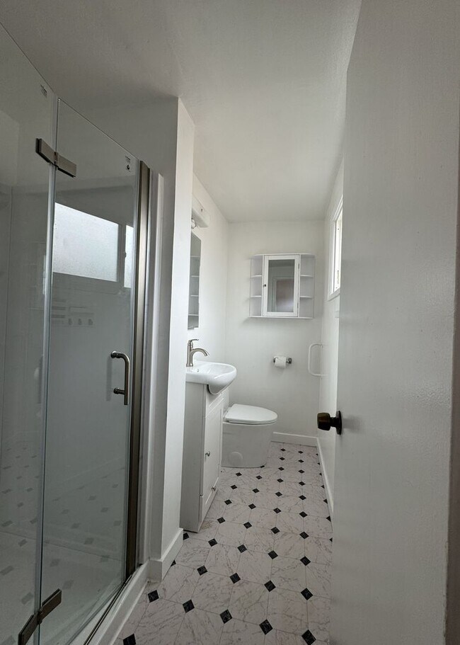 Building Photo - 4 Bedroom / 2 Bathroom home for rent