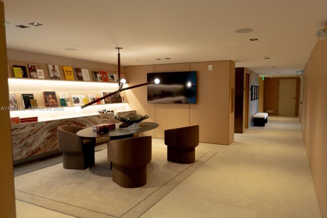 Building Photo - 9901 W Bay Harbor Dr