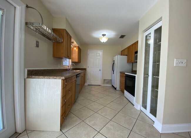 Building Photo - Charming Rental Home in Newberry – Spacious, Comfortable, and Convenient