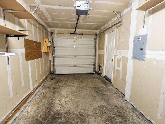 Building Photo - Bright & Spacious 2-Bedroom End Unit Townh...