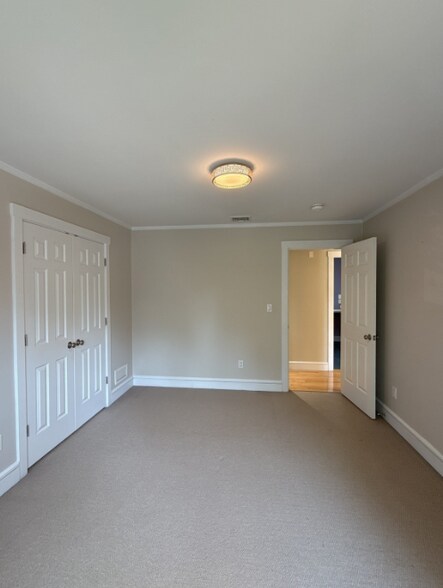 Building Photo - 9 Sunny Knoll Ter