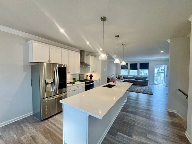 Building Photo - Spacious 3 Bedroom Townhouse