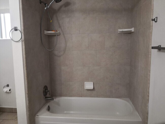 Building Photo - 1250 E Shaw Ave