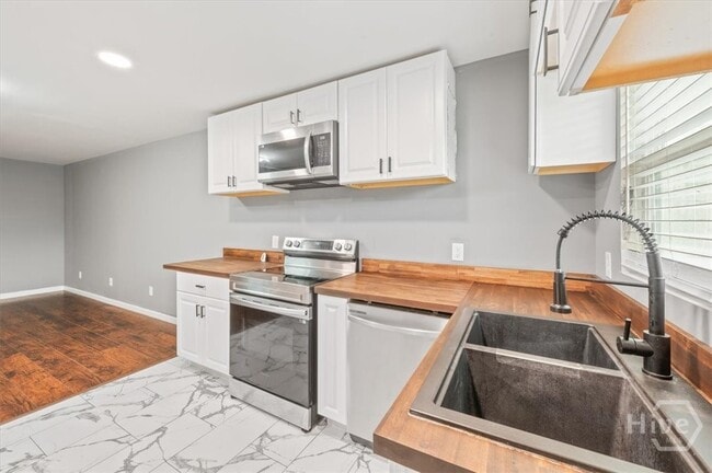 Building Photo - 2120 Krenson St