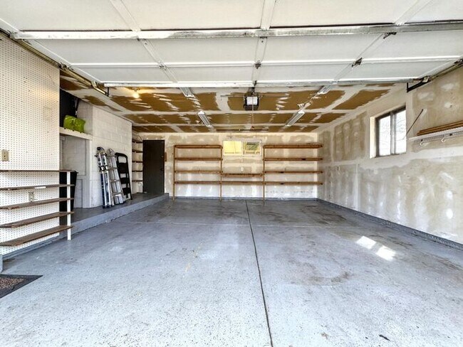 Building Photo - Spacious 4-Bedroom Home with Modern Amenit...