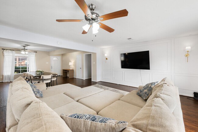 Building Photo - 6019 Cartagena St