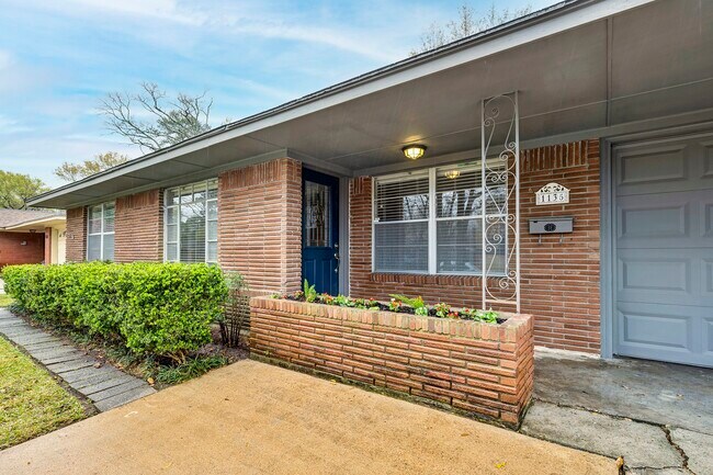 Building Photo - 1135 W 31st St