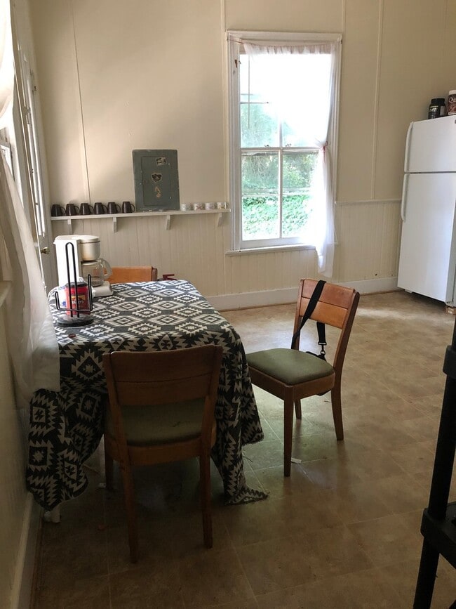 Building Photo - Spacious 4 bdrm/2 bath Home Located in Richmond's Fan District w/Balcony!!  Walking Distance to V...