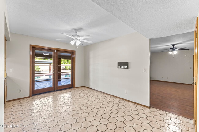 Building Photo - 1306 E La Vieve Ln